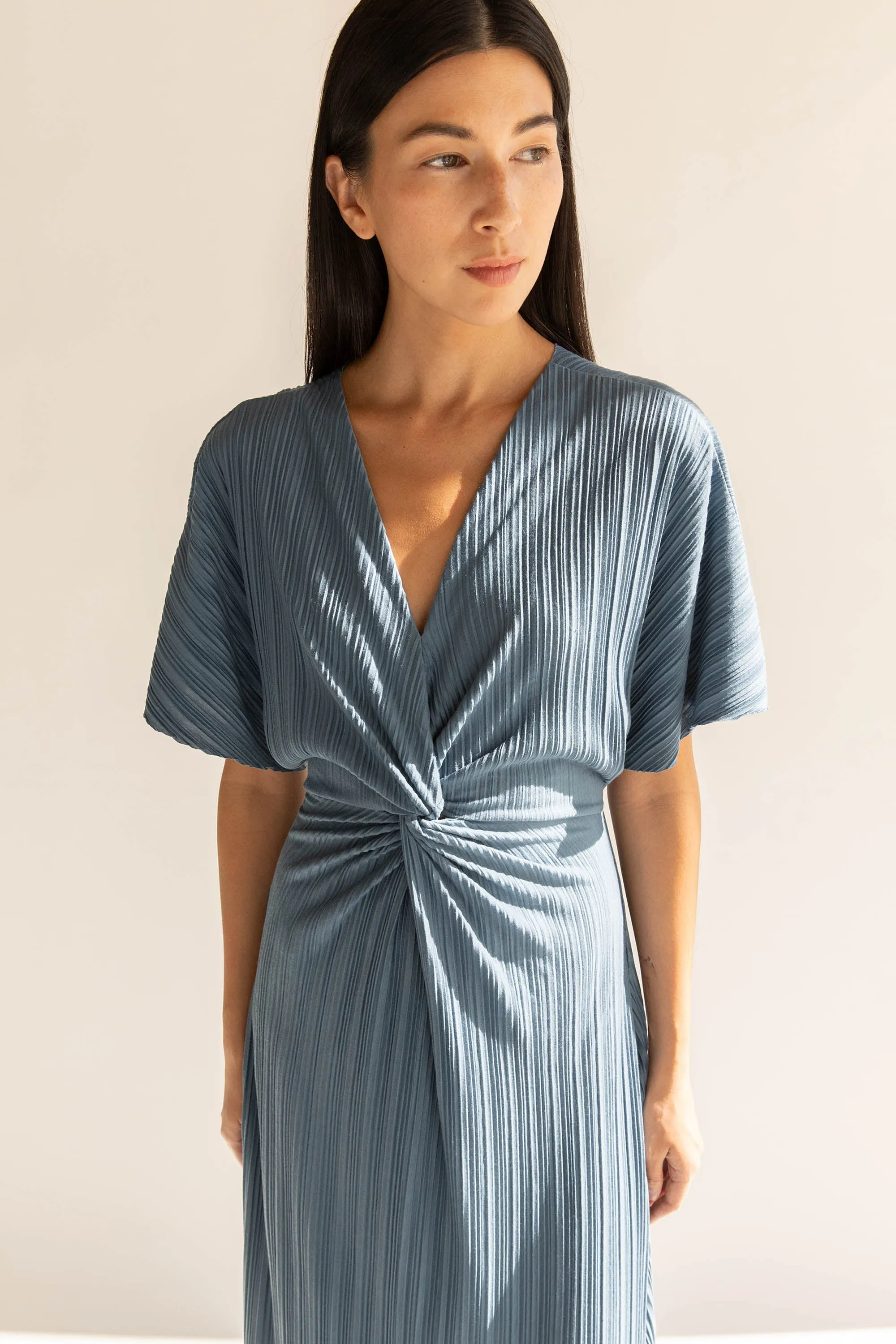 FRONT KNOT PLEATED MIDI DRESS