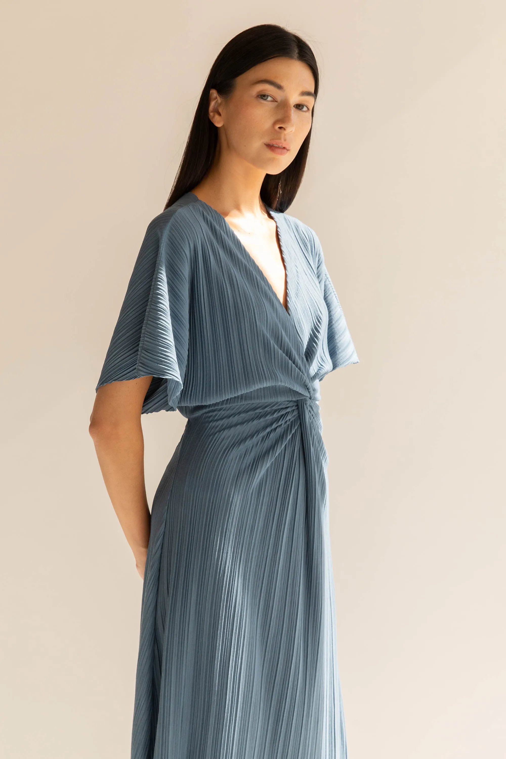 FRONT KNOT PLEATED MIDI DRESS