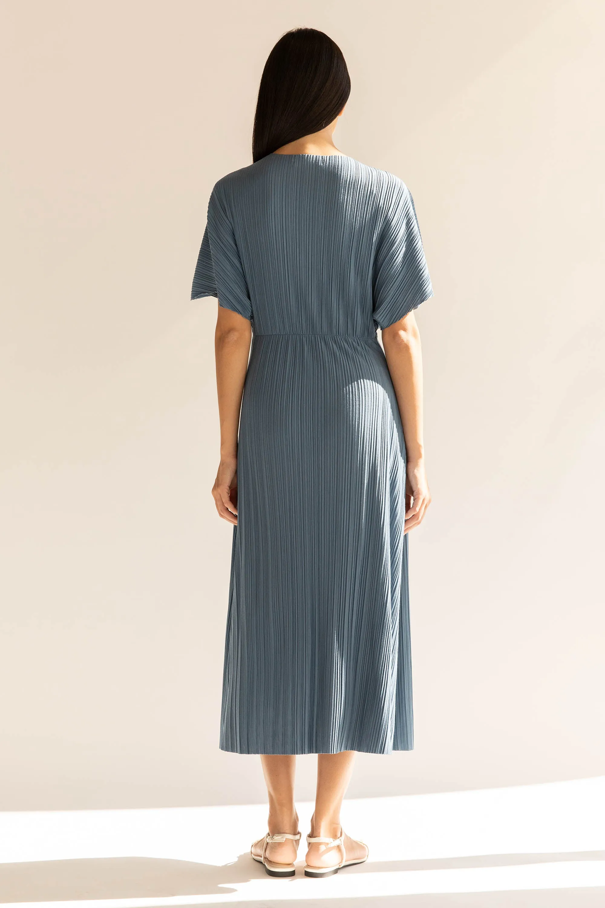 FRONT KNOT PLEATED MIDI DRESS